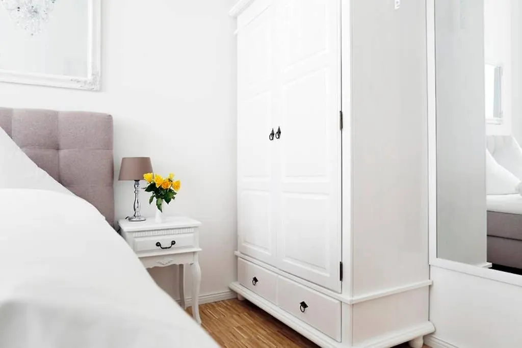 Sc 06 By Rockchair Apartments L Superhost Status L 4 Bedrooms Boxspringbeds 2 Bathrooms Balcony Elevator - Cozy Family & Business Flair Welcomes You! Berlin